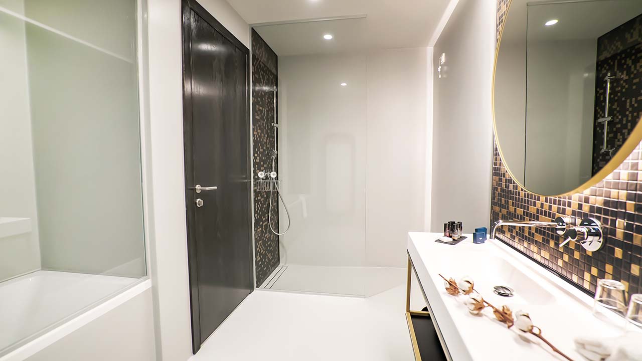 Deluxe Suite bathroom in Hotel Lyra Plitvice
