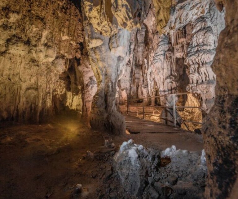 Entdecken Sie die geschichtsträchtige Region Plitvice und ihre magische unterirdische Welt Entdecken Sie die geschichtsträchtige Region Plitvice und ihre magische unterirdische Welt