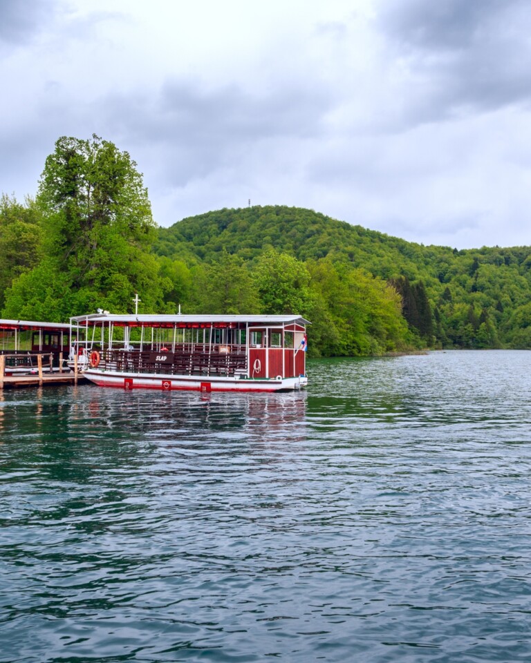 Vožnja panoramski brodom po Plitvičkim jezerima